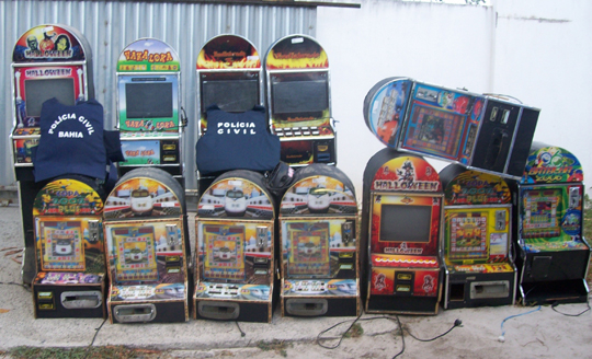 Operação da Polícil Civil apreende doze caça-níqueis em bares