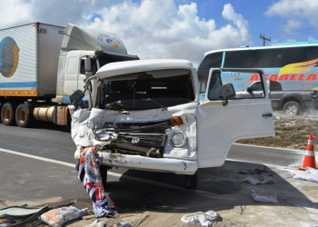 Acidente na BR-324 deixa uma pessoa ferida e trânsito congestionado