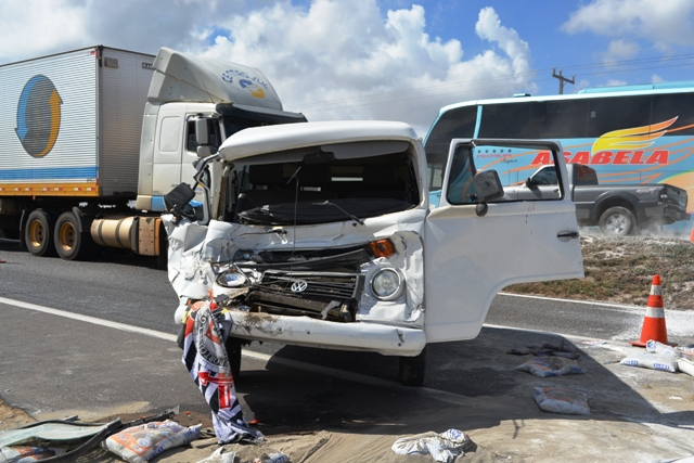 Acidente na BR-324 deixa uma pessoa ferida e trânsito congestionado