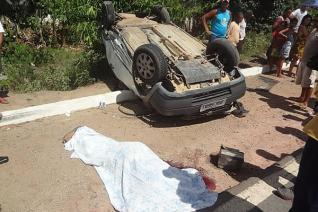 Motorista morre e professora fica ferida em acidente na BR-101, em Caravelas