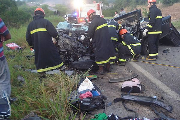 Acidente envolvendo vários veículos deixa oito mortos e seis feridos na BR 101