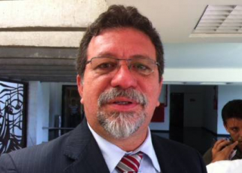 Afonso Florence acredita na extinção de 14º e 15º salários de deputados e senadores