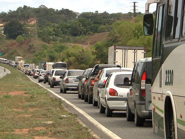 Protesto fecha a BR-324, diz PRF