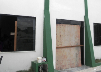 Santaluz: vândalos destroem vidraças da Câmara e arrombam fechadura de escola estadual