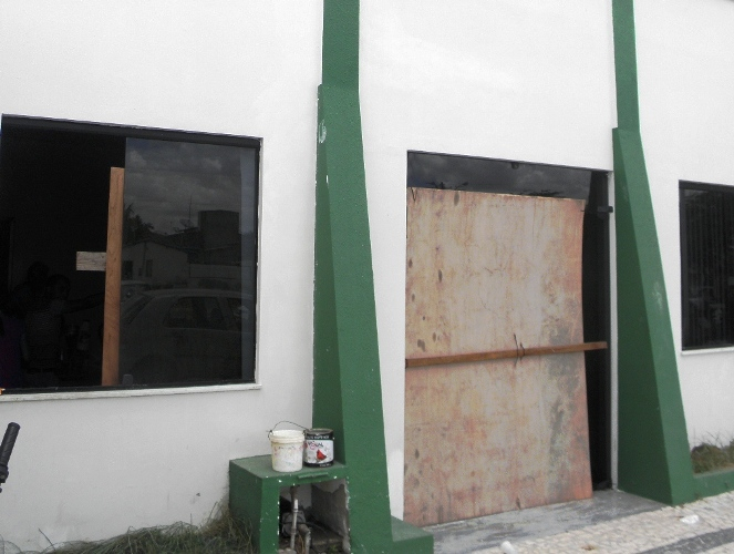 Santaluz: vândalos destroem vidraças da Câmara e arrombam fechadura de escola estadual