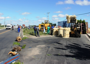 Caminhão carregado de sisal tomba no contorno da Av. Luiz Eduardo em Coité
