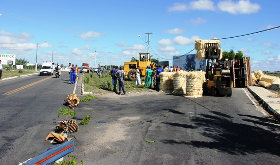 Caminhão carregado de sisal tomba no contorno da Av. Luiz Eduardo em Coité
