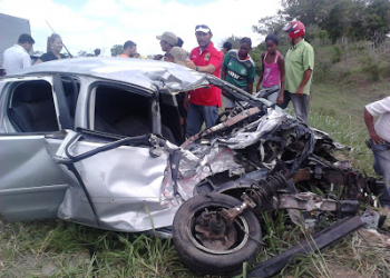 Acidente na BR-116 no trecho entre Serrinha e Santa Bárbara deixa dois feridos