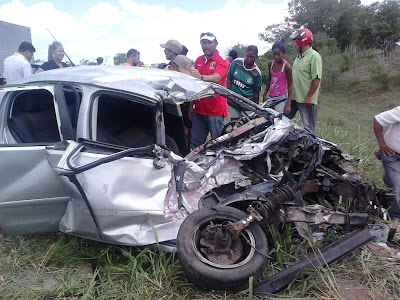Acidente na BR-116 no trecho entre Serrinha e Santa Bárbara deixa dois feridos