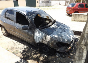 Riachão: veículo é incendiado em frente à Delegacia Civil da cidade