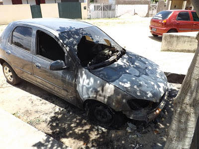 Riachão: veículo é incendiado em frente à Delegacia Civil da cidade