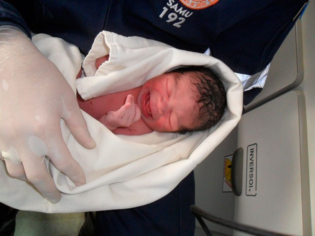 Jovem de 20 anos dá à luz em parto feito por bombeiro na BR-101