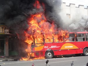 Feira de Santana: Ônibus pega fogo no centro da cidade e causa pânico e revolta na população