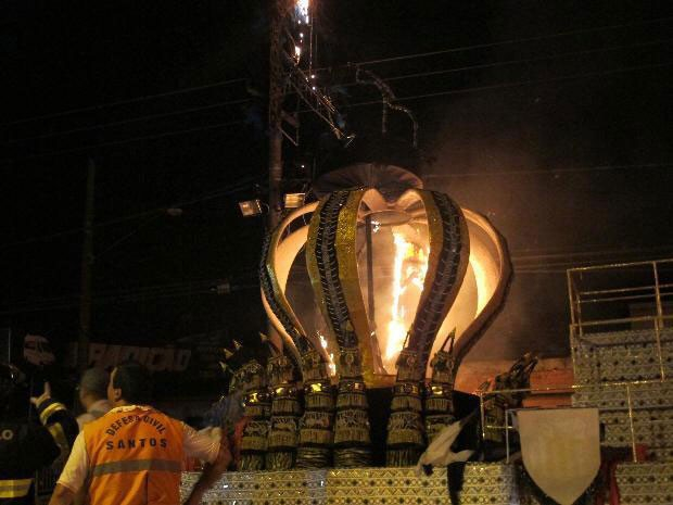 Carro alegórico toca fio elétrico, pega fogo e deixa 4 mortos em Santos