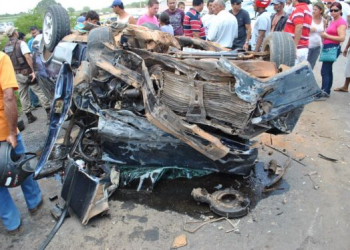 Colisão envolvendo dois veículos de passeio mata três e fere cinco na região de Irecê