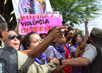 Protestos marcam o primeiro dia de audiência de integrantes da New Hit