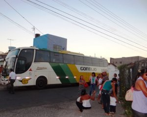 Ônibus interestadual é interceptado por bandidos na BR-116 e passageiros são saqueados