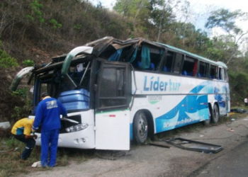 Ônibus que transportava turistas de Serrinha para Aracaju capota, mata duas pessoas e deixa várias feridas