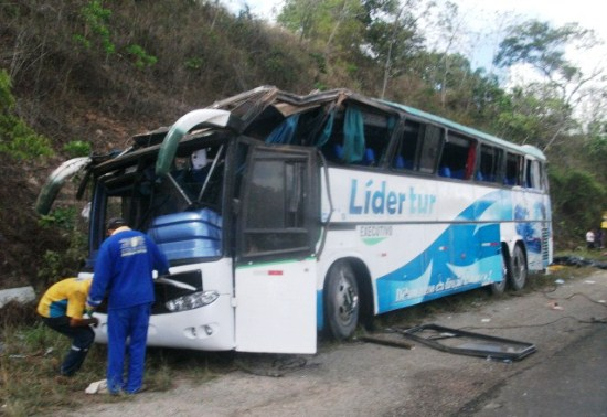 Ônibus que transportava turistas de Serrinha para Aracaju capota, mata duas pessoas e deixa várias feridas
