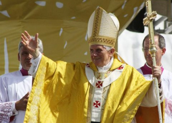 Papa Bento XVI anuncia renúncia