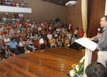 Prefeito Assis reúne secretários,imprensa e mais de mil pessoas para apresentar situação encontrada na prefeitura de Coité