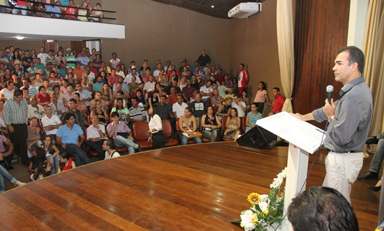 Prefeito Assis reúne secretários,imprensa e mais de mil pessoas para apresentar situação encontrada na prefeitura de Coité