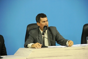 Assis usa tribuna da Câmara na abertura dos trabalhos para falar das dificuldades para “arrumar a casa”