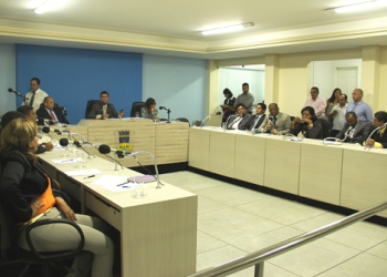 Assis usa tribuna da Câmara na abertura dos trabalhos para falar das dificuldades para “arrumar a casa”