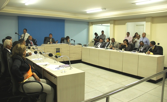 Assis usa tribuna da Câmara na abertura dos trabalhos para falar das dificuldades para “arrumar a casa”