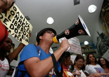 Feira de Santana: Protesto impede exibição de documentário sobre Cuba