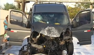 Motorista de Van bate num poste em Lauro de Freitas e fica ferido