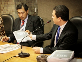 Deputado Tom entrega Relatório de Atividades das Ações da Comissão de Infraestrutura, Desenvolvimento Econômico e Turismo