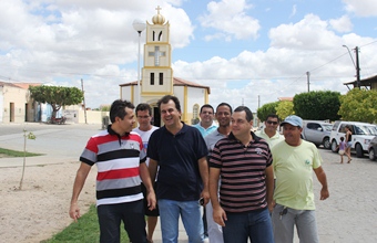 Alex ao lado de Fábio vistando a obra de Valilândia.
