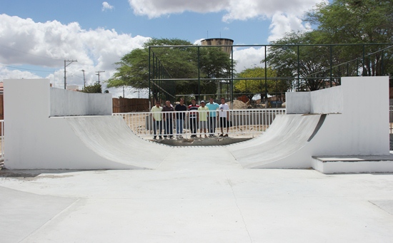 Fabio mota inspeciona obra em valente.5