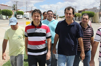 Fábio Mota inspeciona construção em Valente e diz a Alex Lopes que disponibilizará recursos para Coité