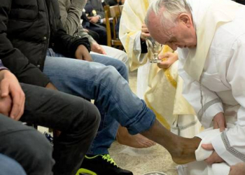 Papa Francisco lava os pés de menores infratores em Roma