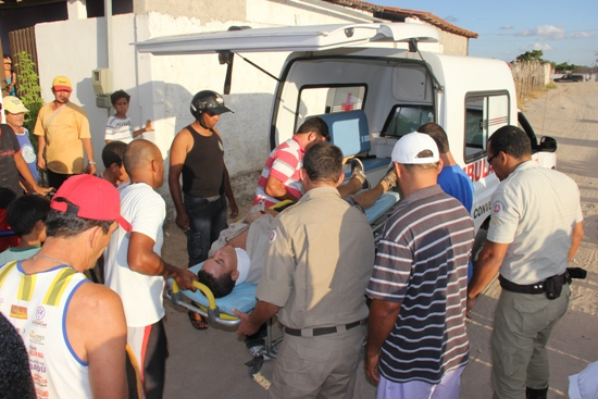 Colisão de moto deixa funcionário da Via Uno ferido em Valente