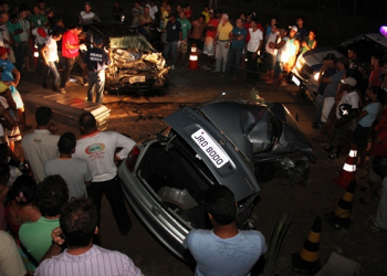 Valente – Acidente envolvendo dois carros de passeio deixa dois mortos e três feridos na BA 120 (veja o vídeo)
