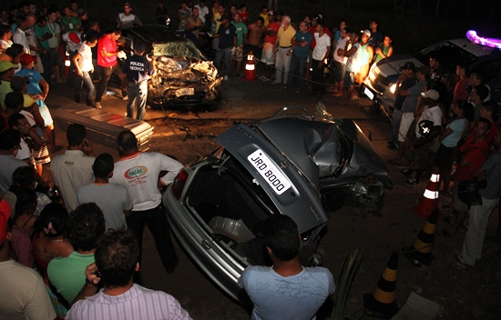 Valente – Acidente envolvendo dois carros de passeio deixa dois mortos e três feridos na BA 120 (veja o vídeo)