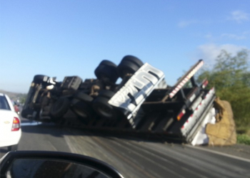 Carreta tomba na BR-324; trânsito fica congestionado no local, diz PRF