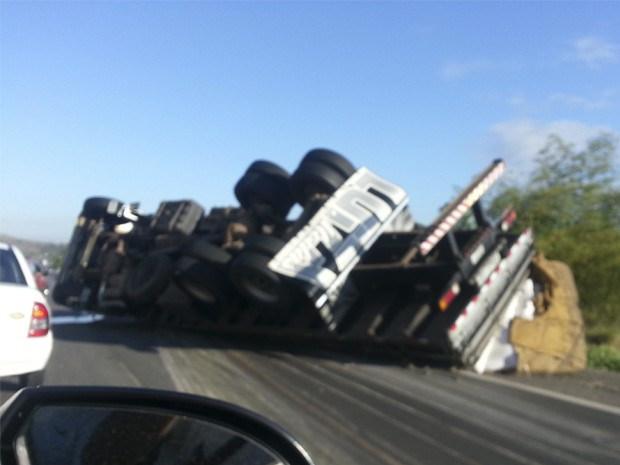 Carreta tomba na BR-324; trânsito fica congestionado no local, diz PRF