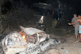 Mulher morre carbonizada em colisão envolvendo carreta cegonha e Gol próximo a Teofilândia