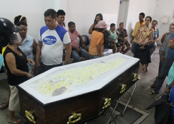 Corpo de jovem que sofria de obesidade mórbida está sendo velado na Câmara Municipal de Serrinha