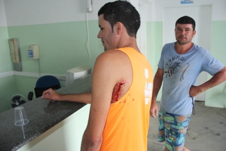 Está vítima teria recebido a facada do agressor da foto acima.