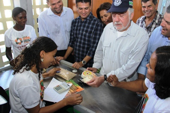 Serrinha – Governador Wagner compra produtos da Agricultura Familiar no ato de inauguração do armazém