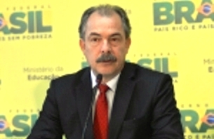 Redação do Enem com nota máxima passará por ‘pente fino’, diz ministro