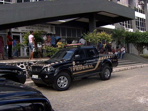 Polícia Federal cumpre mandados na prefeitura de Simões Filho e em prédio de Salvador