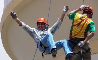 Prefeito ‘faz rapel’ no aniversário da cidade