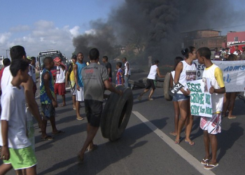 Manifestação congestiona BR-324, sentido Salvador-Feira de Santana