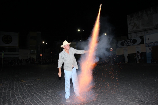 Esse é "Fogueteiro, responsável pela montagem dos bonecos presos as espadas.